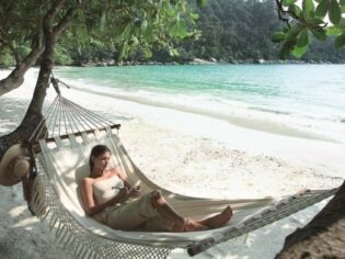 Hængekøje ved stranden på Pangkor Laut Resort