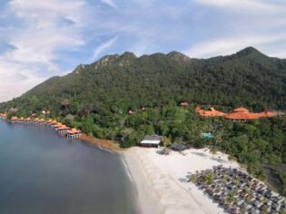 Oversigt over strand og Berjaya Langkawi Resort