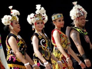 Traditionel beklædning fra Borneo