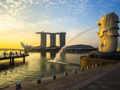 Merlion ved Marina bay sands hotel i baggrunden