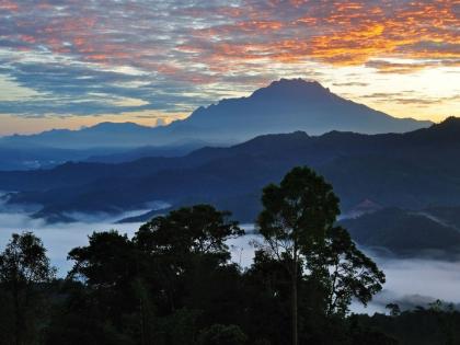 Solnegang over Kinabalu Park