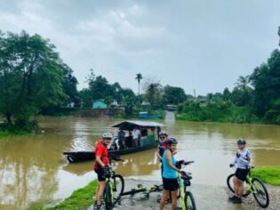 Flodkrydsning Sarawak på cykel