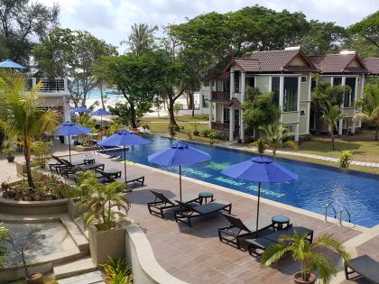 Swimmingpool og strand ved Coral Redang Resort