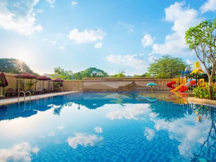 Swimming pool ved ibis Melaka