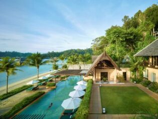 Udsigt til Pool og strand, Gaya Island Resort