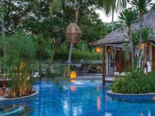 Villa Samadhi swimming Pool om aftenen