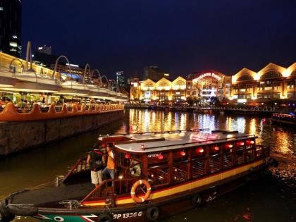 Singapore river cruise om aftenen