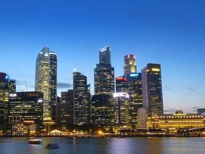 Singapore skyline om aftenen