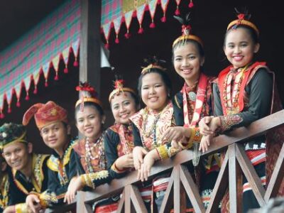 Lotud-stammen i traditionelle dragter til Kaamatan Festivalen Lotud-stammen i traditionelle dragter til Kaamatan Festivalen