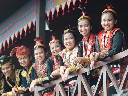 Lotud-stammen i traditionelle dragter til Kaamatan Festivalen