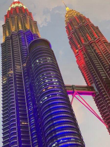 Petronas Twin Tårne i Kuala Lumpur om aftenen
