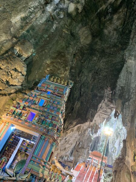 Tempel dybt inde i kalkstensgrotten