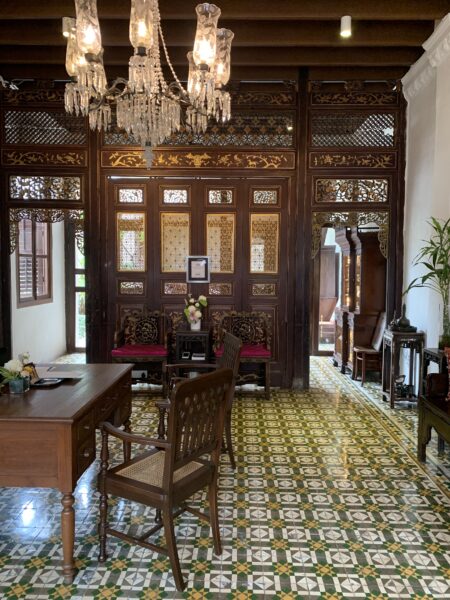Peranakan-stilen i den smukke lobby hos Nordin Mews boutique hotellet.