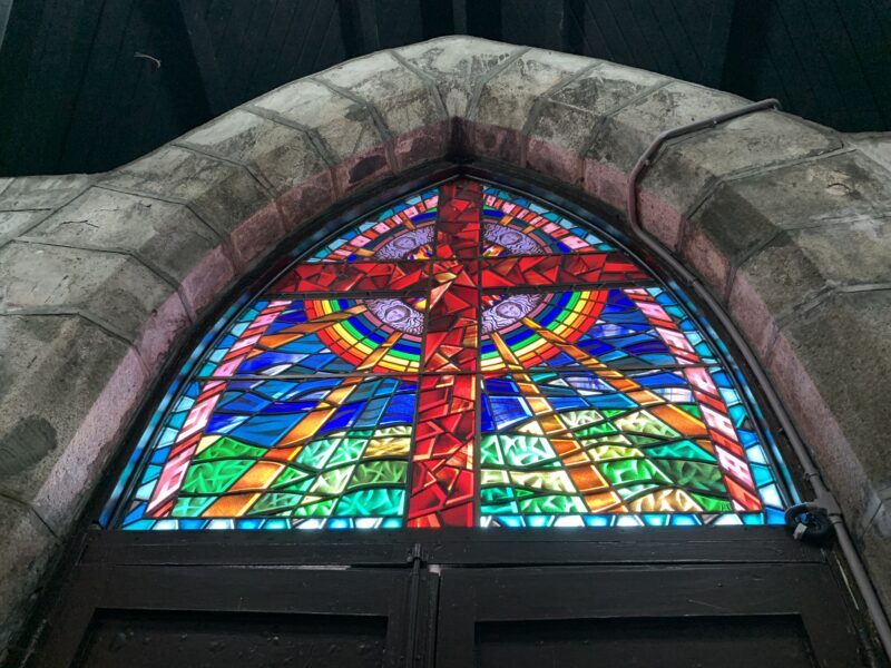 Velbevaret farverig glasmosaik fra Skt. Michaels Stenkirke