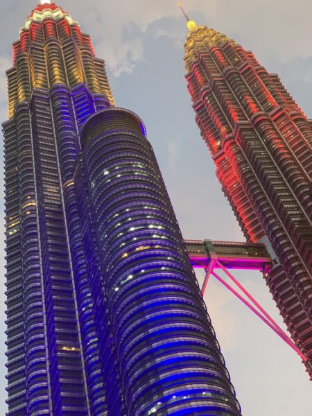 Petronas tårnene oplyst i aftentimerne - neturligvis i farverne fra det malaysiske flag