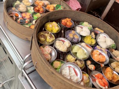 Farverig dim sum servers dampende varm Farverig dim sum servers dampende varm