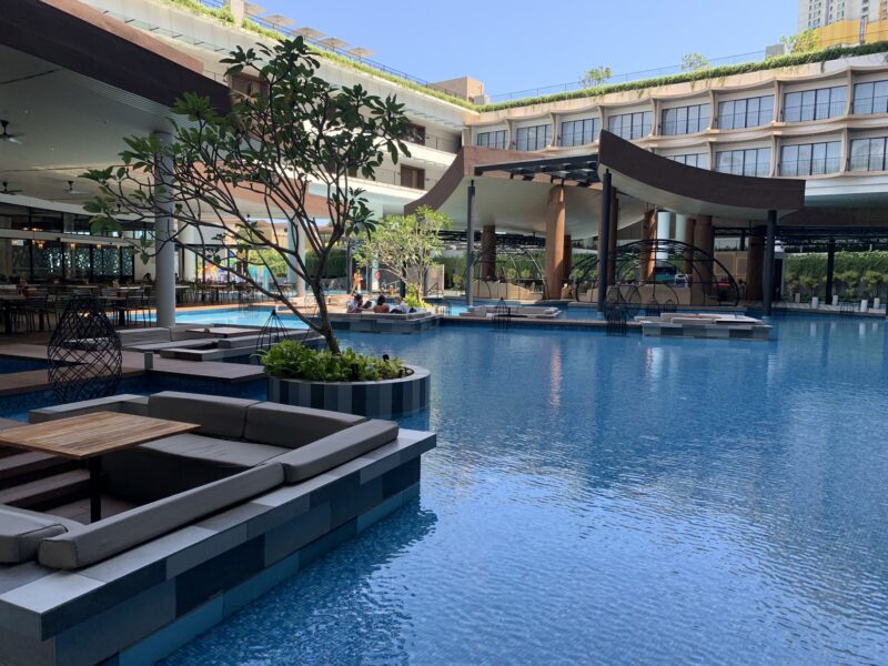 Lobby og café hos hotel Parkroyal Langkawi