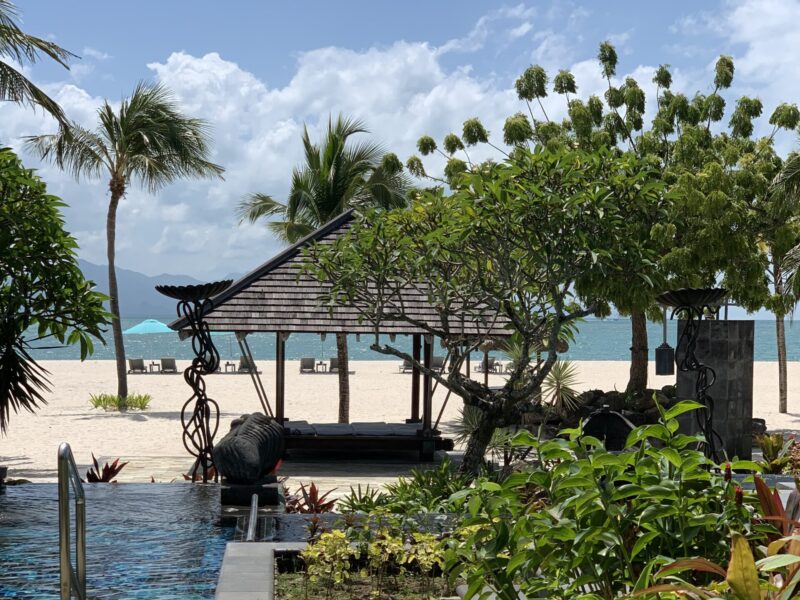 Infinity pool hos hotel Four Seasons med direkte adgang til strande