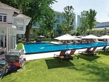 Lone Pine Hotel Pool