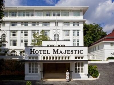 Den historiske facade på Hotel Majestic i Kuala Lumpur Den historiske facade på Hotel Majestic i Kuala Lumpur