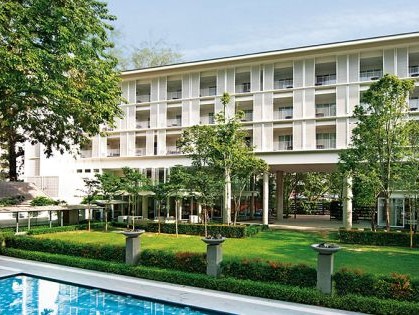 Lone Pine hotel facade