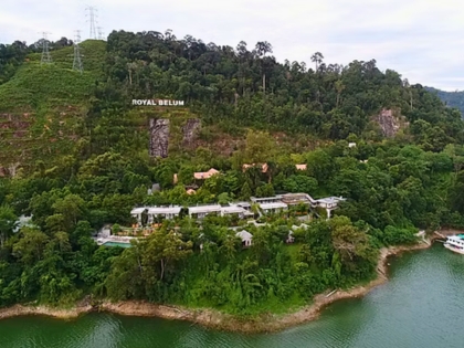 Et vidvinkel dronebillede af Belum Rainforest Resort i Malaysia