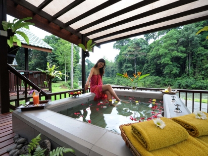 En kvinde nyder udendørsbadet i sit Deluxe-værelse på Borneo Rainforest Lodge i Danum Valley, Sabah, Malaysia