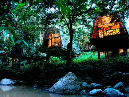 Hytter ved floden ved Tabin Wildlife Resort i Sabah, Malaysia