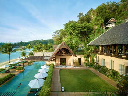 Swimmingpool og facade på Gaya Island Resort i Sabah, Malaysia