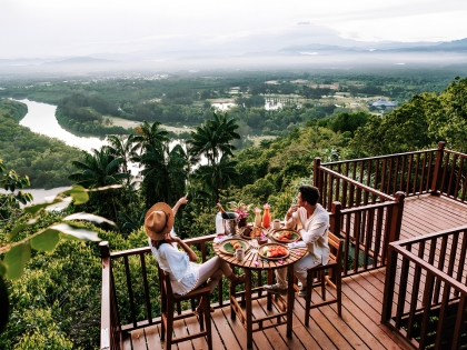 Et par nyder morgenmad på Shangri-La Rasa Ria, et feriested i Kota Kinabalu, Sabah, Malaysian Borneo
