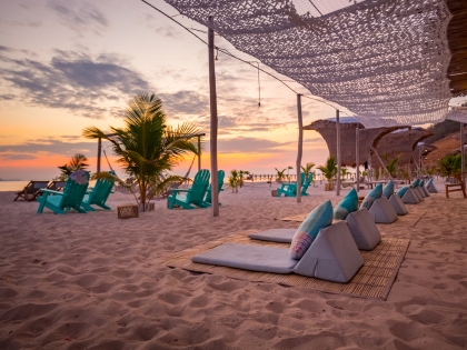 Strandklub på Bali ved solnedgang