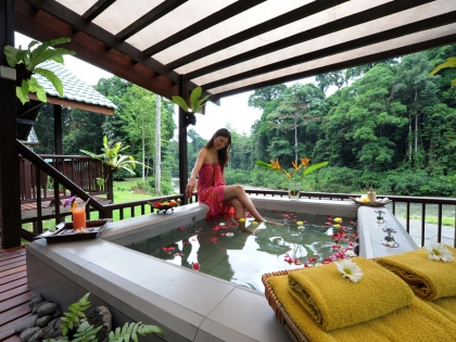 Kvinde i sit private badekar på Borneo Rainforest Lodge i Danum Valley